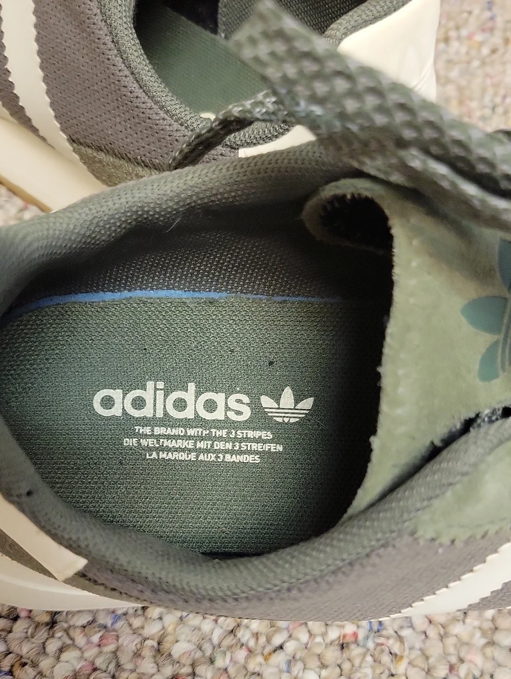 adidas Flashback Olive Green & White Casual Runner Sneakers 8.5 Athleisure Gym